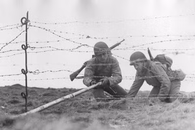 Được ra đời từ năm 1912 và là phát minh của Quân đội Ấn Độ. Bọc phá gậy (Bangalore torpedo) có cấu tạo đơn giản với hình thon dài như một cây tre có đường kính khoảng 10 cm hoặc hơn, các đầu của bọc phá gậy có thể nối với nhau tạo ra một cái gậy dài đúng như một "cây tre trăm đốt". Nguồn ảnh: Defences.