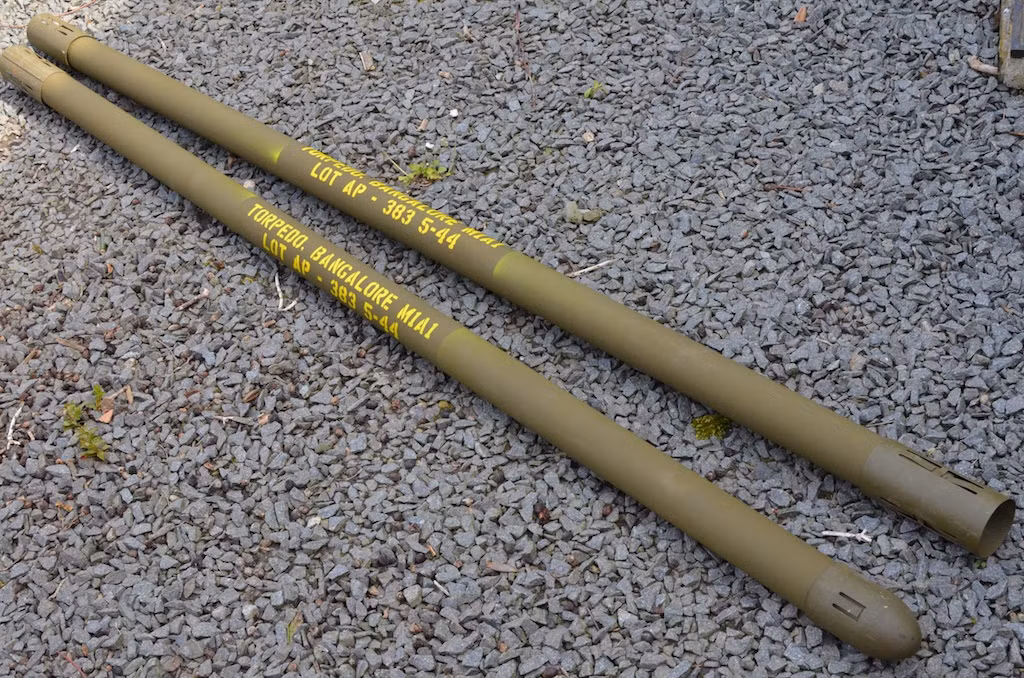 Với việc sử dụng loại bọc phá gậy này, người lính hoàn toàn tự tin đánh theo lối đánh vỗ mặt, đánh cửa mở mà không cần tới sự yểm trợ của pháo binh hay không quân. Việc tấn công và đập tan các ụ lô cốt, boong-ke súng máy của đối phương sẽ trở nên đơn giản và an toàn cho người lính hơn bao giờ hết. Nguồn ảnh: Paratrooper.