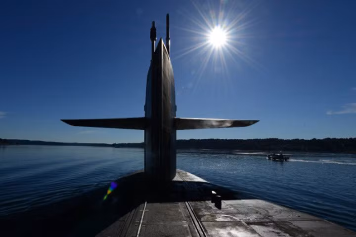 Tàu USS Ohio đi qua vùng Puget Sound, Washington.