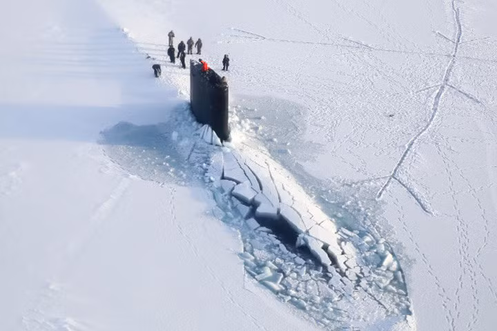 Tàu ngầm tấn công lớp Los Angeles, USS Hamgpton trồi lên dưới lớp băng vùng Bắc cực.