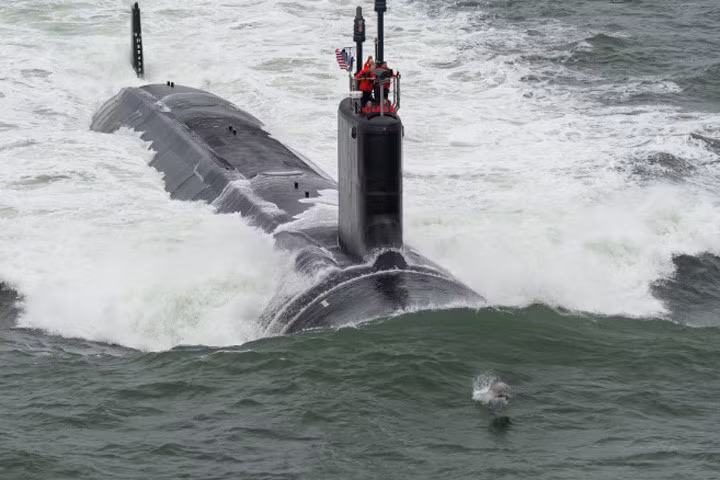 Tàu ngầm tấn công lớp Virgina USS John Warner. Tàu có mức choán nước là 7.800 tấn, dài 115m. Tàu có nhiệm vụ săn tàu ngầm và tàu mặt nước, trinh sát...