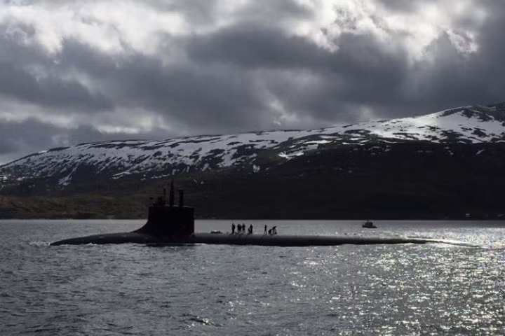 Tàu ngầm USS Seawolf có mức choán nước 9.138 tấn, dài 107m.