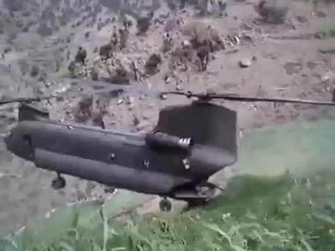 Được trang bị 2 động cơ Lycoming T55-GA-714A có công suất tổng cộng khoảng 9500 mã lực, chiếc trực thăng này có khả năng đổ quân, đổ hàng hoặc bố người ở bất cứ địa hình nào mà không nhất thiết phải có bãi đáp.