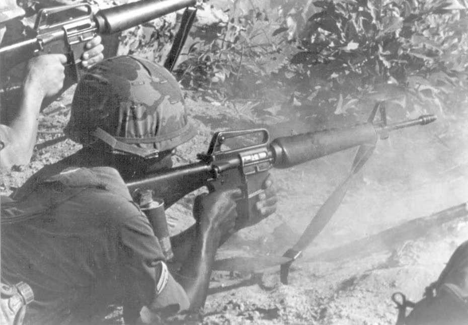 Thiết kế từ nhiều chi tiết nhỏ và khó tháo lắp, khẩu súng trường M16 rất "nhạy cảm" với bùn đất và bụi, tốc độ bắn cao và thiết kế kín mít với nắp che cò đẩy đạn ra ngoài khiến khẩu súng này một khi đã dính bụi chắc chắn sẽ bị kẹt và một khi đã kẹt thì rất khó để thông. Trong cuộc chiến tranh Việt Nam, người ta đã tìm thấy nhiều người lính Mỹ thiệt mạng bên cạnh một khẩu M16 bị tháo tung - có lẽ khi đó họ đang cố sửa khẩu súng bị hóc đạn của mình nhưng không kịp. Nguồn ảnh: Shooter.