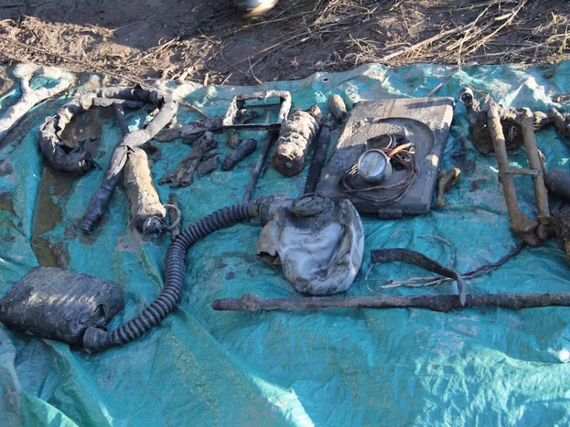 Những vật dụng của kíp lái còn sót lại được tìm thấy trong xe, có thể dễ dàng nhận ra một chiếc mặt nạ phòng hóa cùng túi lọc khí kèm theo. Một số đồ vật khác đều đã bị phân hủy quá nặng khó có thể nhận ra được bằng mắt thường. Nguồn: Englishrussia.