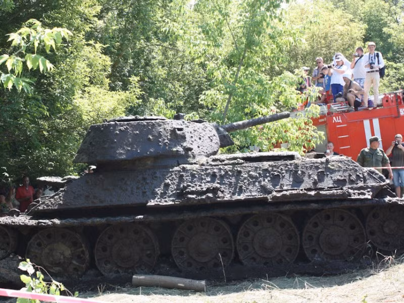 Chiếc xe tăng T-34 huyền thoại của Liên Xô được trục vớt thành công sau hơn 70 năm nằm dưới bùn và nước lạnh của dòng sông Đông. Nguồn: Englishrussia.