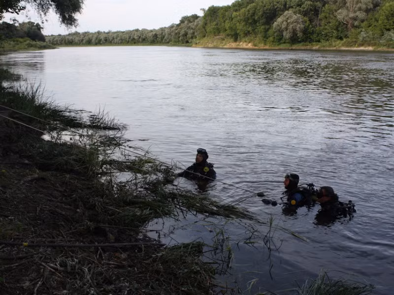 Điều khiến mọi người lo ngại nhất đó là rất có thể số lượng đạn pháo trong chiếc xe tăng T-34 này vẫn còn khả năng phát nổ sau hơn 70 năm nằm dưới lòng sông lạnh giá. Nguồn: Englishrussia.