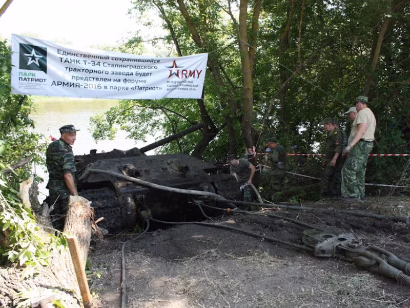 Số hiệu trên chiếc xe tăng đã mờ nhạt sau hơn 70 năm ngâm dưới lòng nước, việc truy từ số seri bên trong các linh kiện trên xe nhằm tìm ra thông tin về chiếc xe này là điều rất khó khăn vì thời gian đã trôi qua quá lâu. Nguồn: Englishrussia.