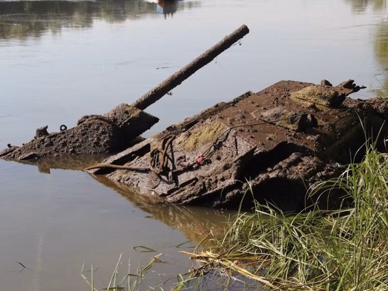 Việc trục vớt chiếc xe tăng cổ lỗ này được thực hiện một cách nhanh chóng bởi lực lượng công binh cứu hộ. Nguồn: Englishrussia.