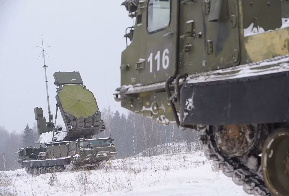 Hệ thống dẫn đường của tên lửa S-300 triển khai vị trí trong một cuộc diễn tập. Hệ thống S-300 gồm nhiều xe, đảm nhận nhiều nhiệm vụ khác nhau và được bố trí cách xa nhau trong cùng một trận địa, đảm bảo nếu bị địch tấn công thì cũng không có thiệt hại quá nặng và lực lượng này vẫn có thể tiếp tục chiến đấu hiệu quả sau khi được bổ sung.