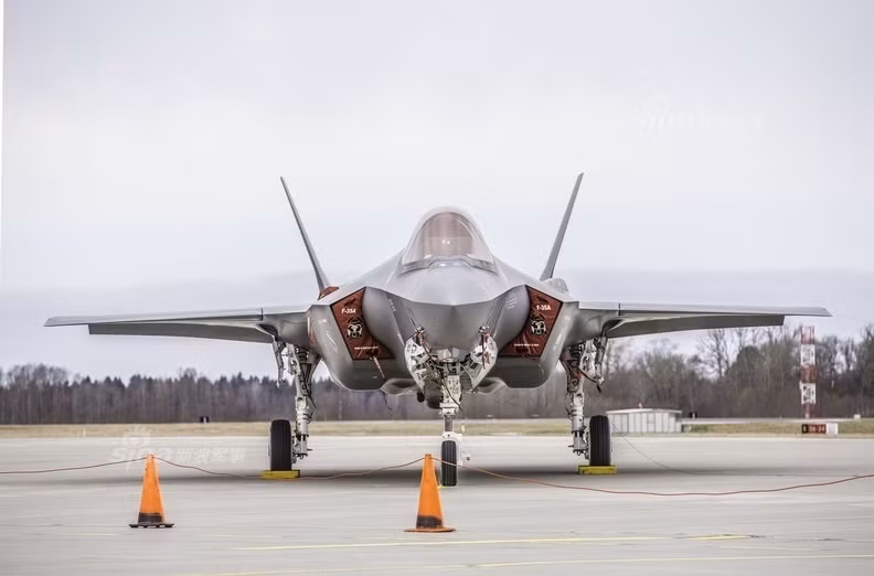 Mặc dù vậy, chiếc máy bay F-35 của Mỹ không được các tướng lĩnh và sĩ quan trong Không quân Nga đánh giá cao. Bằng chứng là phía Nga đã thẳng thừng tuyên bố sẵn sàng kéo dài thời gian phát triển T-50 thêm hàng chục năm nữa để sửa hết sạch lỗi chứ không cần phải hoàn thiện ngay vì F-35 hiện tại "không phải là mối lo lắng cho Nga". Nguồn ảnh: Sina.