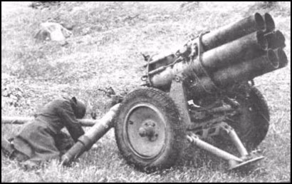 Giống với hầu hết các loại pháo phản lực nhiều nòng thời bấy giờ, độ chính xác của pháo phản lực Nebelwerfef là không cao, một loạt 6 viên đạn có thể rơi rải rác trong một khu vực rộng hàng nghìn mét vuông, không tạo được độ công phá tập trung. Nguồn ảnh: Wehrmacht.