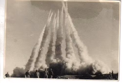 Mục tiêu ngon ăn nhất của loại pháo phản lực phóng loạt này chính là những tuyến phòng thủ dày đặc thường thấy thời bấy giờ ở châu Âu, chỉ tốn khoảng vài tiếng đồng hồ "vùi dập" liên tục bằng loại pháo phản lực này là cả tuyến phòng thủ dày đặc của đối phương đã bị san phẳng. Nguồn ảnh: Chow.