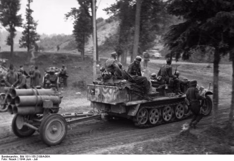 Ở giai đoạn đầu chiến tranh, với năng lực hậu cần tốt, phía Đức đã sử dụng những trung đoàn Nebelwerfer với số lượng lên tới vài chục khẩu cùng với lượng lớn đạn pháo đi "rải thảm" trên khắp mọi chiến trường mà họ tham chiến, mang lại nỗi khiếp sợ cho lực lượng Đồng Minh. Nguồn ảnh: Deviant.