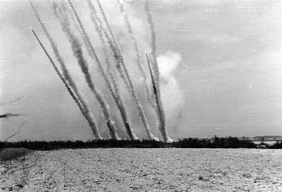 Ngoài phiên bản sử dụng cỡ đạn 15 cm, pháo phản lực bắn loạt nhiều nòng của Đức Quốc Xã còn có các phiên bản khác với cỡ nòng 10 cm hay thậm chí lên tới 28 hoặc 32 mm. Tuy nhiên điểm chung của loại pháo này đó là chúng đều có độ chính xác không cao, dẫn đến việc phải thiết kế nhiều nòng để lấy số lượng bù lấy độ chính xác thấp. Nguồn ảnh: Wiki.