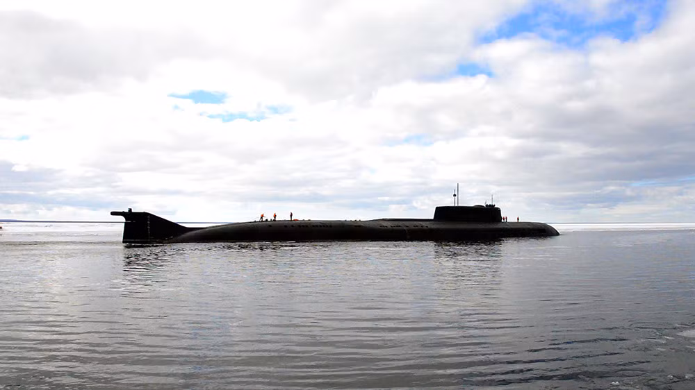 Tổng cộng đã có 20 chiếc tàu ngầm hạt nhân lớp Oscar từng được đóng trong thời gian từ 1975 tới 1996 trong đó có 2 chiếc thuộc Đề án 949 và 11 chiếc thuộc đề án 949A đã được hoàn thiện. Tới nay, chỉ còn khoảng 8 chiếc tàu ngầm loại này còn hoạt động, số còn lại đã bị hủy từ trước khi hoàn thiện và về hưu. Đặc biệt, một chiếc tàu thuộc lớp này đã bị phá hủy trong thảm họa Kursk năm 2000. Nguồn ảnh: bmpd