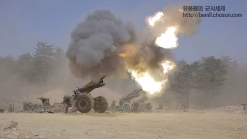 Vừa mới đây, Quân đội Hàn Quốc đã tổ chức một cuộc tập trận bắn đạn thật quy mô lớn với sự tham gia của các loại hỏa lực hạng nặng bao gồm lựu pháo 155 mm KH179. Nguồn ảnh: Chosun.