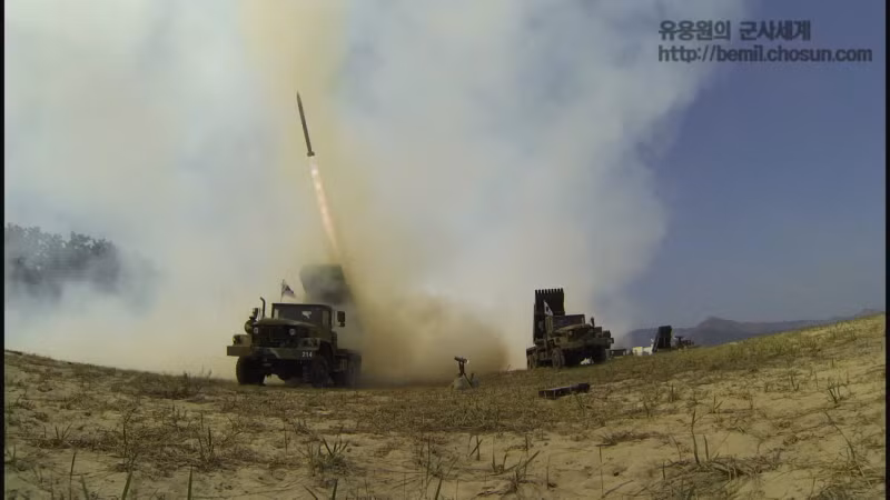 Mỗi một loạt bắn sẽ kéo dài trong khoảng 30 giây, ngay sau khi kết thúc quá trình bắn tất cả các xe tải sẽ cơ động, di chuyển thay đổi vị trí trước khi quân địch kịp hoàn hồn và triển khai phản công. Nguồn ảnh: Chosun.