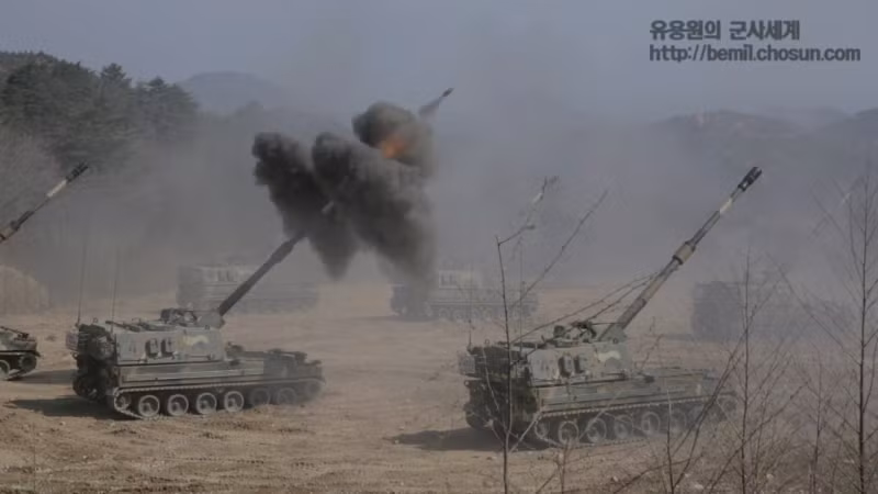 Pháo tự hành K-9 của Quân đội Hàn Quốc có cỡ nòng 155 mm cũng tham gia cuộc tập trận lần này. Được sản xuất từ những năm 1999 tới nay, pháo tự hành K-9 được coi là một trong những khẩu pháo tự hành hiện đại và tiên tiến nhất của Hàn Quốc cho tới thời điểm hiện tại. Nguồn ảnh: Chosun.