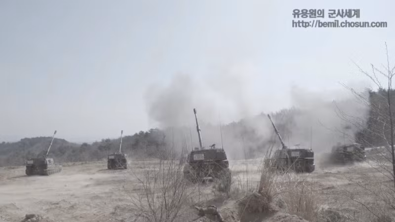 Tầm bắn tối đa của khẩu pháo tự hành Hàn Quốc này đạt 30 km và có thể lên tới 56 km nếu sử dụng đạn tăng tầm. Ngoài hỏa lực vượt trội, khẩu pháo tự hành này còn có khả năng di chuyển với tốc độ tối đa lên tới 67 km/h, giúp nó có khả năng cơ động nhanh và rời trận địa kịp thời trong trường hợp bị đối phương phát hiện và phản pháo. Nguồn ảnh: Chosun.