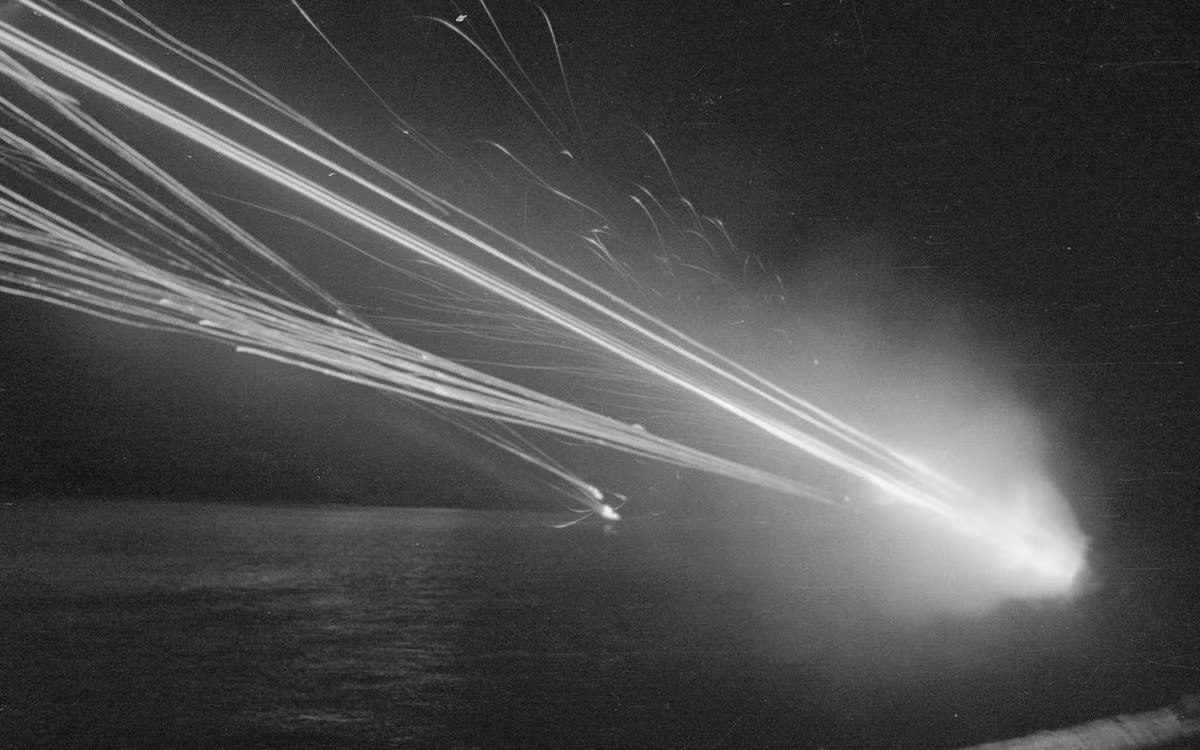 Hình ảnh pháo phòng của Quân đội Phần Lan dội lửa lên trời chống trả lại các đợt không kích của Liên Xô trong giai đoạn 1942-1943. Nguồn ảnh: Theatlantic.