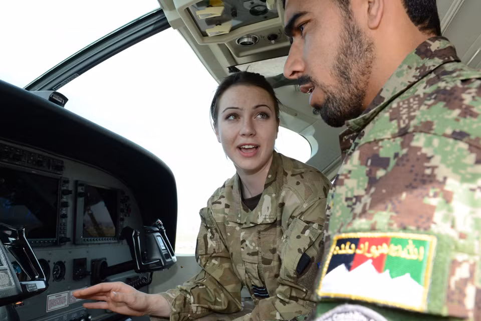 Điều đó đồng nghĩa với việc Afghanistan sẽ sớm lấy lại được quyền tự chủ của mình, tuy nhiên họ cũng phải dần chuyển sang giai đoạn “tự thân vận động” vì sẽ sớm không còn nhận được sự giúp đỡ của Mỹ cũng như NATO trong tương lai. Ảnh: Phi công Không quân Hoàng gia Anh đang hướng dẫn thao tác bay cho một phi công Afghanistan. Nguồn ảnh: GOVUK.