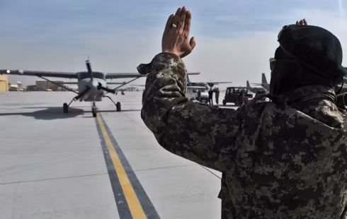 Ông cũng nhấn mạnh, ngoài việc có thể tự đào tạo cho mình các lực lượng phi công chiến đấu, phía Không quân Afghanistan còn có thể tự thực hiện được các phi vụ trên không và cả nhữn phi vụ tấn công mặt đất bằng không quân mà không cần tới sự chỉ đạo về mặt kỹ-chiến thuật của các chuyên gia quân sự nước ngoài. Nguồn ảnh: Defense.