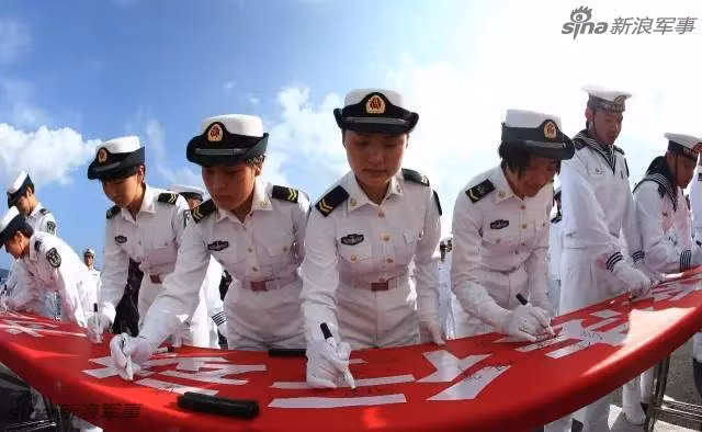 Giống như nhiều lực lượng khác, Hải quân Trung Quốc cũng có rất nhiều các nữ quân nhân phục vụ trong lực lượng này. Nguồn ảnh: Sina.