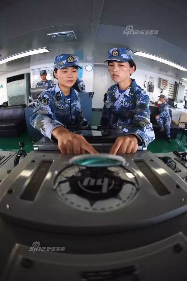 Những vị trí khó khăn đòi hỏi bản lĩnh như lái tàu, hoa tiêu cũng đều được các nữ quân nhân này đảm nhận. Nguồn ảnh: Sina.