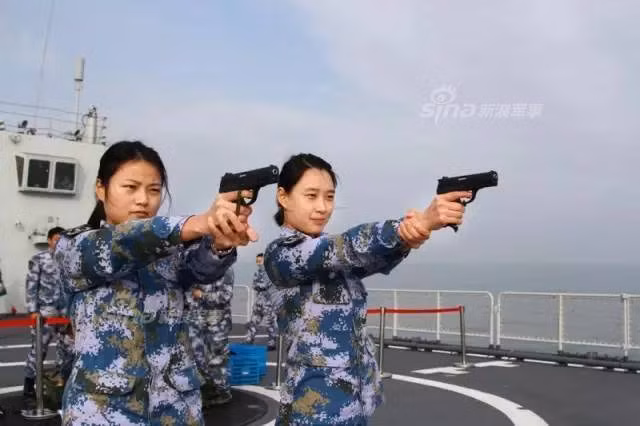 Tập bắn súng trên tàu. Nguồn ảnh: Sina.