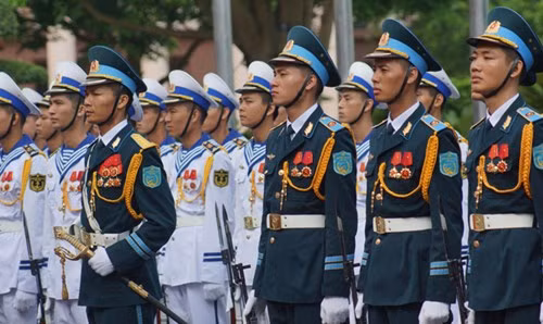 Phần chuôi cầm của thanh kiếm này có màu vàng với một vòng khuyết ôm vào tay người cầm và một đoạn dây nhỏ. Nguồn ảnh: Today.