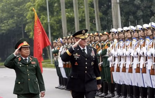 Đội danh dự thường có mặt trong các nghi lễ cấp nhà nước, mỗi khi có các nhân vật cấp cao nước ngoài sang thăm viếng chính thức, nghi thức duyệt đội danh dự là điều không thể thiếu. Ảnh: Tổng tham mưu trưởng Quân đội Nhân dân Việt Nam Đỗ Bá Tỵ và Chủ tịch Hội đồng tham mưu trưởng liên quân Mỹ Martin Dempsey duyệt Đội danh dự. Nguồn ảnh: Giaoduc.