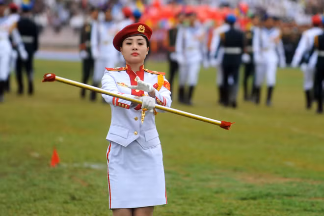 Thành viên đội nghi lễ quân đội với động tác biểu diễn trong tiếng quân nhạc, đây cũng là một vị trí ít được biết tới trong Quân đội Nhân dân Việt Nam. Nguồn ảnh: Baodienbien.