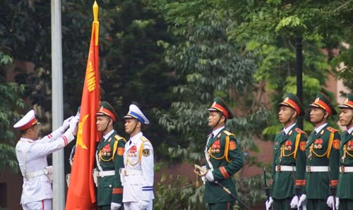 Chỉ huy cất kiếm vào trong bao. bao kiếm được làm màu đen và có họa tiết, hoa văn màu vàng ở giữa bao, chuôi kiếm có màu vàng và có một đoạn dây nhỏ. Nguồn ảnh: Tintm.
