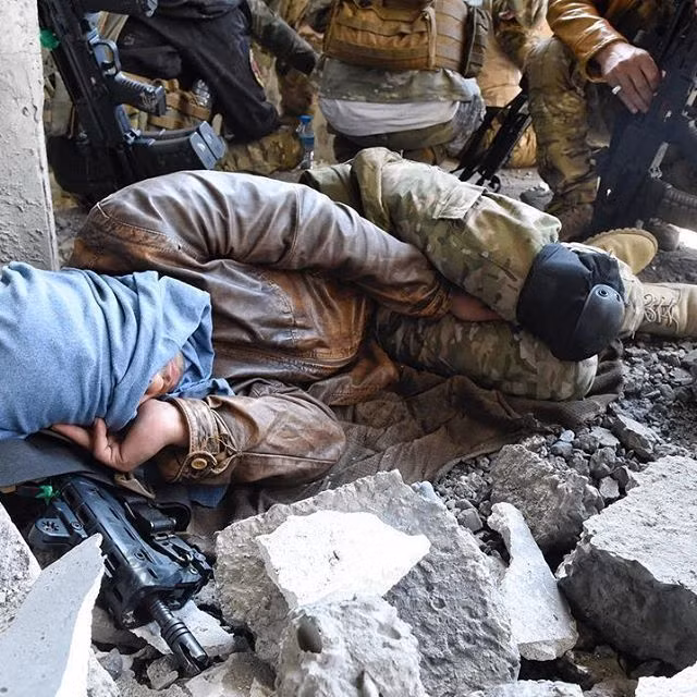 Kể từ khi cuộc chiến giữa Quân đội Iraq với IS tại Mosul bắt đầu tới nay, phía Iraq đã huy động khoảng 108,000 quân, trong đó đã có khoảng 774 binh lính Iraq thiệt mạng, 4600 binh lính bị thương. Nguồn ảnh: Sina.