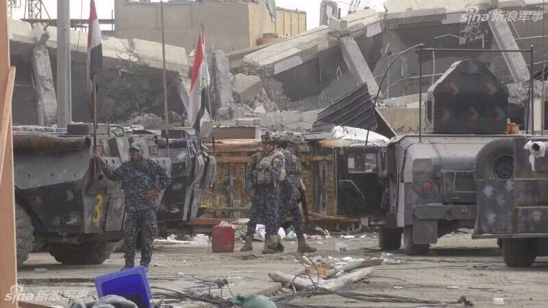 Môi trường trong thành phố có quá nhiều lối rút lui và tiến quân nên dù đã bị liên quân và Quân đội Iraq bao vây bên trong Mosul, lực lượng phiến quân IS vẫn lẩn trốn, ẩn náu, né tránh được các đợt đi càn của phía Iraq. Nguồn ảnh: Sina.