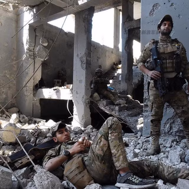 Cuộc chiến vẫn chưa có bất cứ một bước ngoặt nào đáng kể, lực lượng Quân đội Iraq vẫn phải lùng sục từng con nhà, chiếm từng con phố với phía quân khủng bố IS. Nguồn ảnh: Sina.