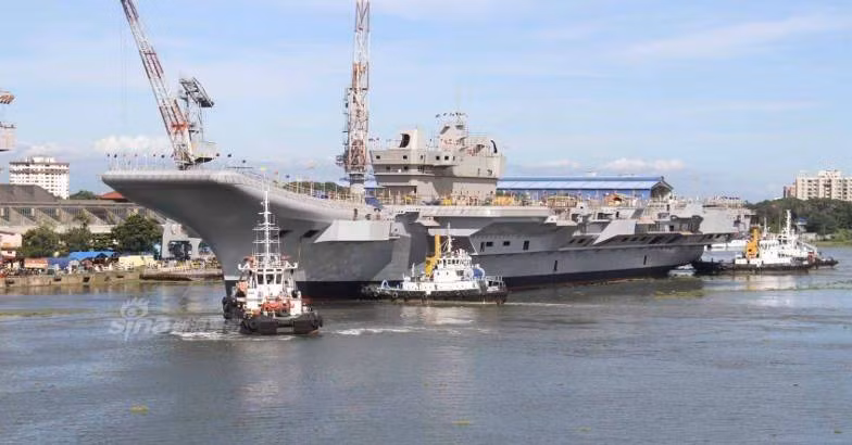 Hiện vẫn chưa rõ sức chứa máy bay của chiếc tàu sân bay này, tuy nhiên giới quan sát cho rằng gần như tất cả các loại chiến đấu cơ chủ lực của Ấn Độ đều có khả năng cất cánh từ hệ thống đường bằng cầu nhảy trên chiếc tàu sân bay INS Vikrant này. Nguồn ảnh: Sina.