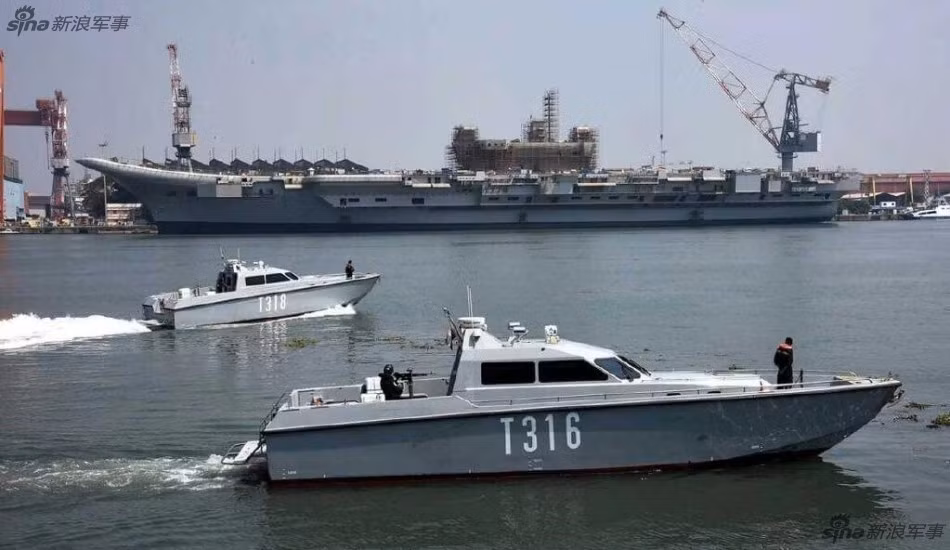 Chương trình chế tạo tàu sân bay đầu tiên của Ấn Độ được triển khai từ năm 1999, nhưng mãi tới năm 2009 thì công việc mới chính thức được bắt đầu tại nhà máy. Nguồn ảnh: Sina.