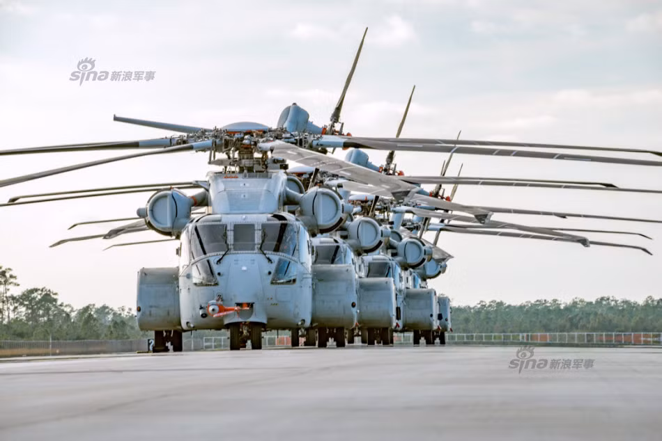 CH-53K King Stallion có phi hành đoàn 5 người trong đó có 2 phi công và 3 hoa tiêu (kiêm xạ thủ) ở hai thân và đuôi máy bay, chiếc trực thăng này có khả năng chở theo 37 lính với đầy đủ trang thiết bị. Vận tốc tối đa nó đạt được vào khoảng 315 km/h, tầm hoạt động 852 km, trần bay 4300 mét và có khả năng leo cao với vận tốc 13 mét/giây (trọng tải tối đa). Nguồn ảnh: Sina.