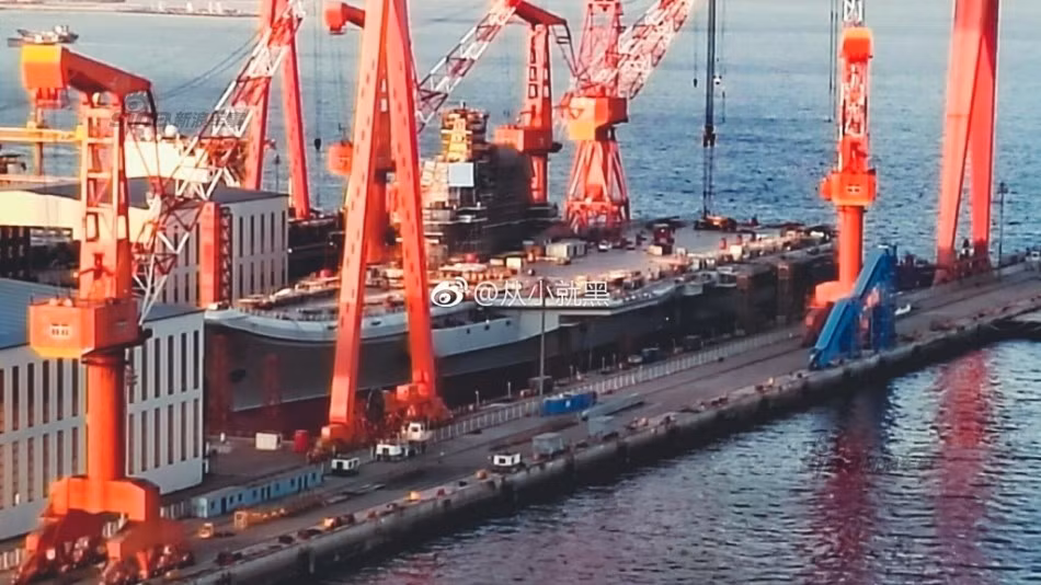 Vận tốc tối đa mà con tàu này có thể đạt được lên tới khoảng 32 hải lý một giờ tương đương với khoảng 59 km/h. Mặc dù vậy đây mới chỉ là con số kết quả thử nghiệm trên các thiết bị mô phỏng, cần phải chờ Type 001A được chạy thử nghiệm chính thức trên biển để xác định chính xác hơn. Nguồn ảnh: Sina.