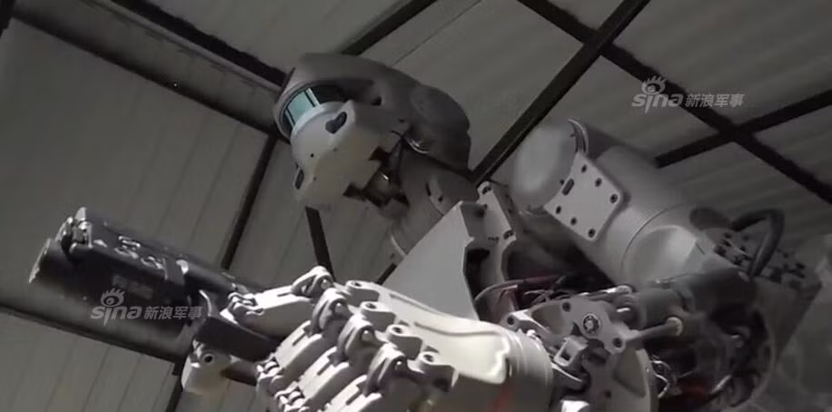 Có chiều cao khoảng 180 cm tương đương với một người bình thường, robot chiến đấu FEDOR được cấu tạo với các khớp chuyển động giúp nó thực hiện được nhiều động tác giống hệt con người thậm chí còn linh hoạt hơn. Nguồn ảnh: Sina.