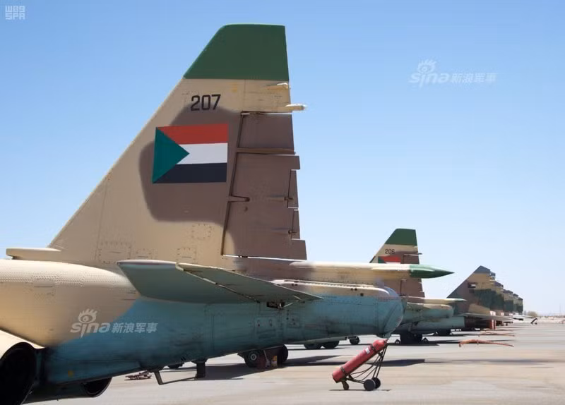 Phái viên quân sự lực lượng Không quân Sudan cho biết: "Cuộc tập trận chung đã kết thúc tốt đẹp, toàn bộ các bài bay, các tình huống giả định và các chiến thuật của hai bên đều được mang ra phân tích, đánh giá rất kỹ, kết quả của cuộc tập trận là những kinh nghiệm quý báu được cả hai phía đánh giá rất cao". Nguồn ảnh: Sina.