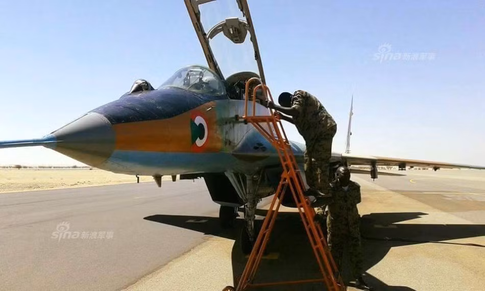 Quan hệ ngoại giao và quân sự giữa Sudan và Ả Rập Xê-út trong thời gian gần đây đang phát triển theo chiều hướng đi lên, nhất là trong bối cảnh cả hai nước đều cùng gặp phải các vấn đề khó khăn trong việc đối phó với các lực lượng nổi dậy, phiến quân của Yemen. Nguồn ảnh: Sina.