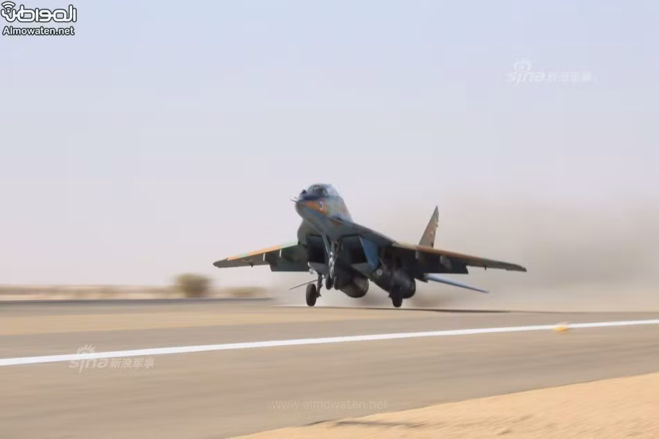 Những chiến đấu cơ MiG-29 của Sudan có giá thành sản xuất khiêm tốn hơn, chỉ khoảng 22 triệu USD cho mỗi chiếc ( đơn giá năm 2013) và có tuổi đời cũng cao hơn các chiến đấu cơ Typhoon hiện đại của Ả Rập Xê-út khá nhiều. MiG-29 đã ra đời từ năm 1982 và được Sudan đặt mua của Nga từ năm 2008, nhiều nguồn tin cho biết trên thực tế Sudan đã sở hữu MiG-29 từ trước năm 2004. Nguồn ảnh: Sina.