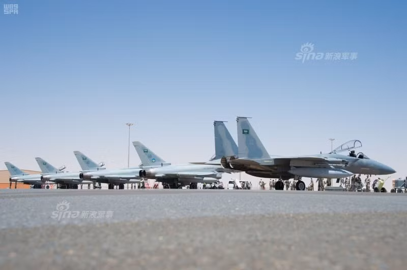 Hàng máy bay gồm 4 chiếc Typhoon (phía xa) và một chiếc F-15 (gần nhất) của Ả Rập Xê-út tham gia cuộc tập trận. Typhoon là chiếc máy bay chiến đấu khá đắt đỏ do châu Âu sản xuất từ năm 2003 với giá thành lên tới 125 triệu USD (đã bao gồm chi phí nghiên cứu) cho mỗi chiếc. Phía Ả Rập Xê-út đặt hàng loại máy bay này từ năm 2006, năm 2016 nước này lại tiếp tục đặt hàng thêm 48 chiếc chiến đấu cơ loại này từ châu Âu. Nguồn ảnh: Sina.