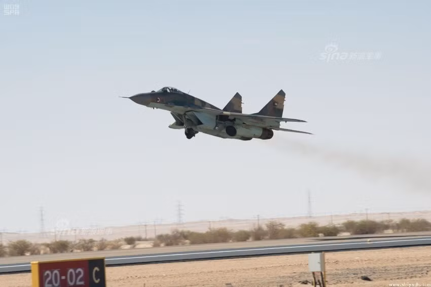 Tham gia cuộc tập trận chung lần này, phía Ả Rập Xê-út và Sudan mang tới nhiều loại máy bay chiến đấu thuộc hàng chủ lực của mình, trong đó bao gồm các máy bay chiến đấu MiG-29, máy bay phản lực huấn luyện K-8, các máy bay Su-24, F-15 và Typhoon. Nguồn ảnh: Sina.