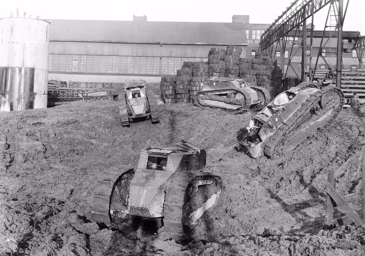 Một nhà máy sản xuất xe tăng ở Ohio đang thử nghiệm nhũng chiếc xe tăng do mình sản xuất trên bùn lầy. Không rõ thời gian bức ảnh được chụp. Nguồn ảnh: Theatlantic.