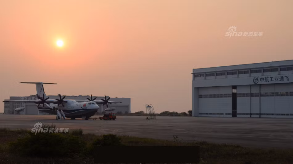 AG600 sử dụng hệ thống đẩy bằng cánh quạt với 6 cánh tổng cộng trên mỗi động cơ. Vận tốc tối đa mà chiếc máy bay này có thể đạt được theo công bố của phía Trung Quốc là vào khoảng 570 km/h, tuy nhiên chưa rõ đây là tốc độ tối đa khi máy bay mang theo đầy tải hay không và ở độ cao nào. Nguồn ảnh: Sina.