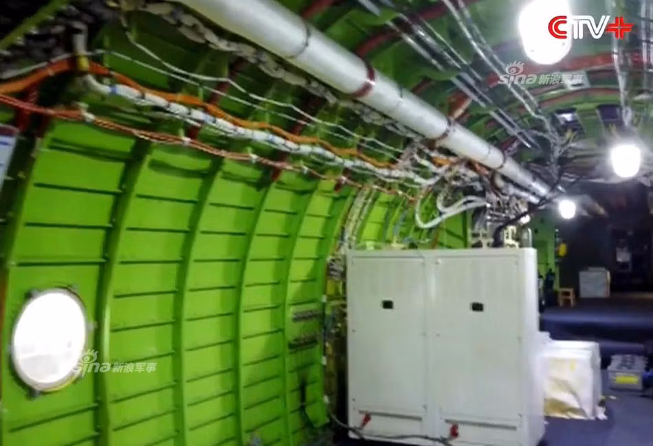 Khoang chứa hàng phía sau có không gian không được rộng rãi cho lắm, các tấm chắn ở phần khung máy bay trông khá mỏng manh vì chiếc máy bay này chỉ có trần bay tối đa lên tới 10.000 mét. Nguồn ảnh: Sina.